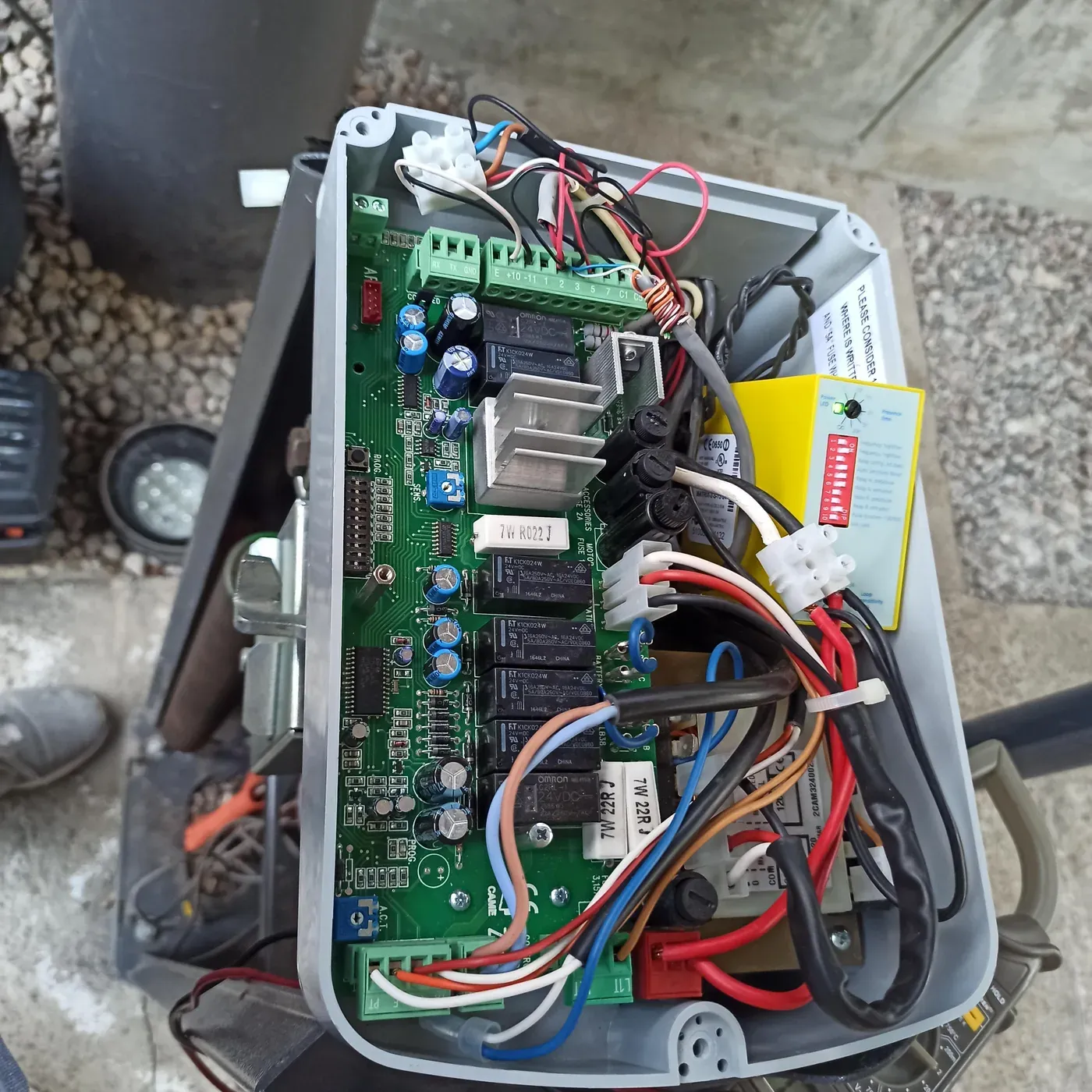 Tarjeta controladora de un sistema de automatización en sitio