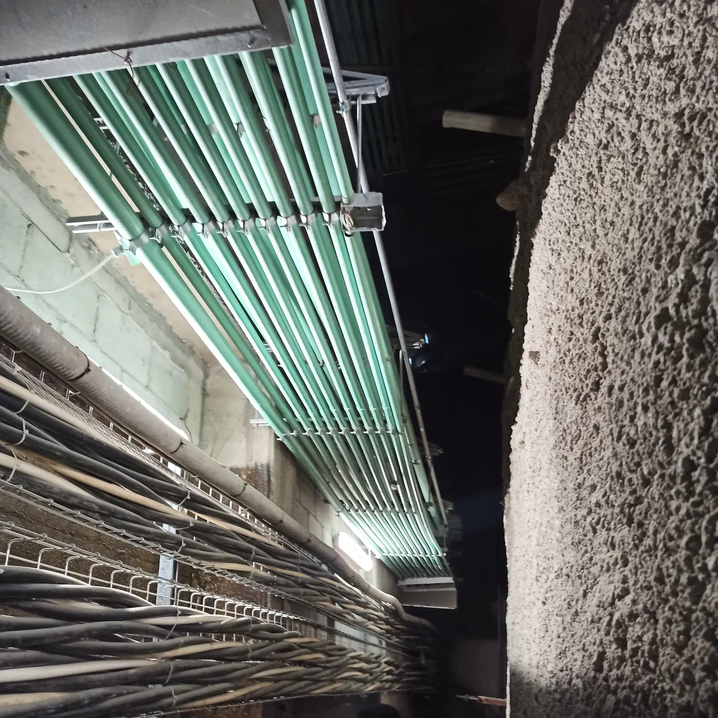 Canalización en tubería conduit y cableado troncal bajo losa