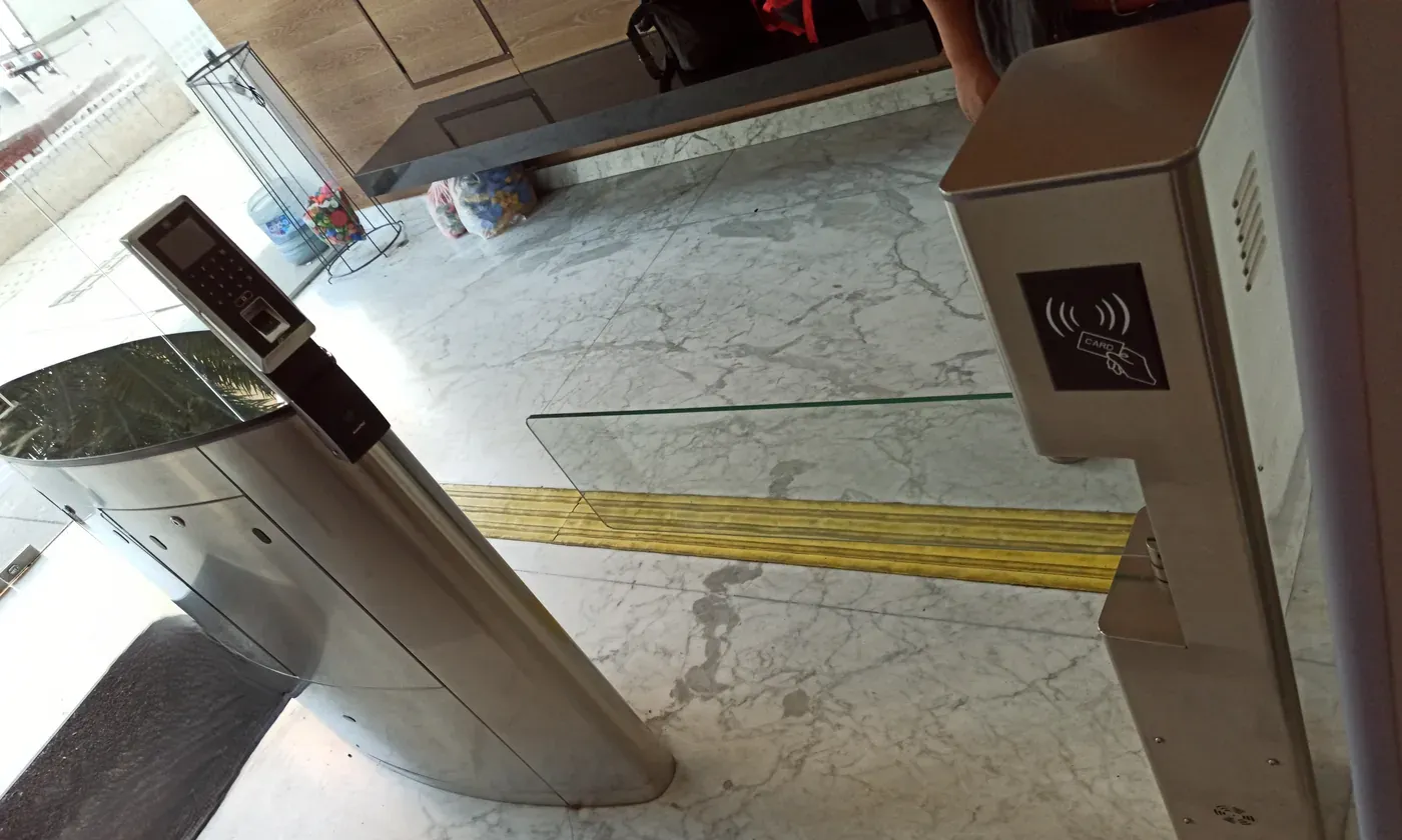 Torniquetes con lector biométrico y de tarjeta en recepción