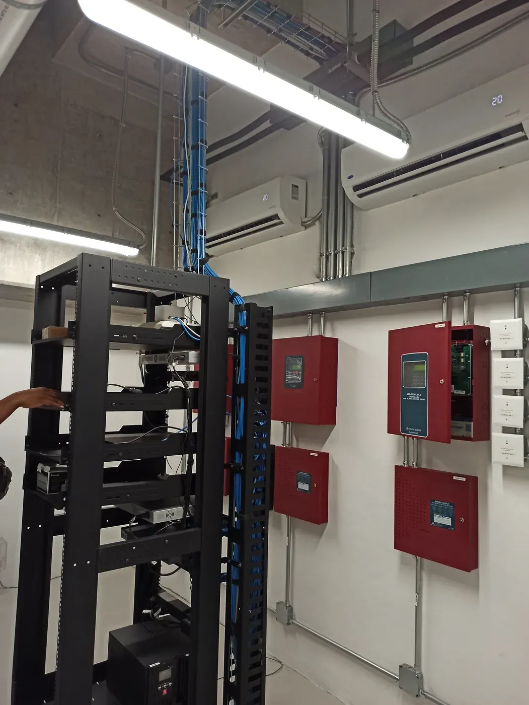 Rack abierto de comunicaciones junto a tableros de detección