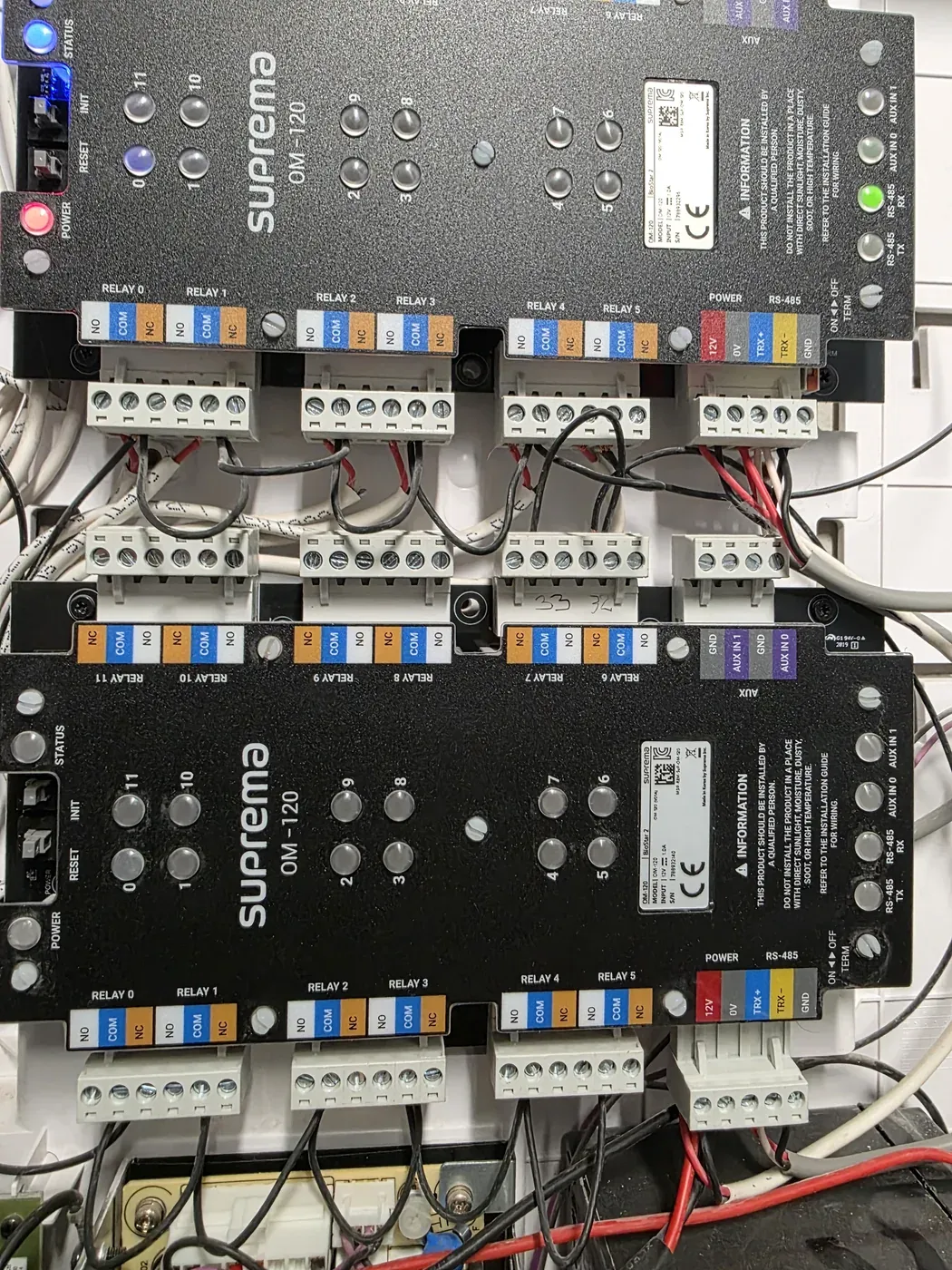 Controladores Suprema y borneras dentro del tablero de acceso